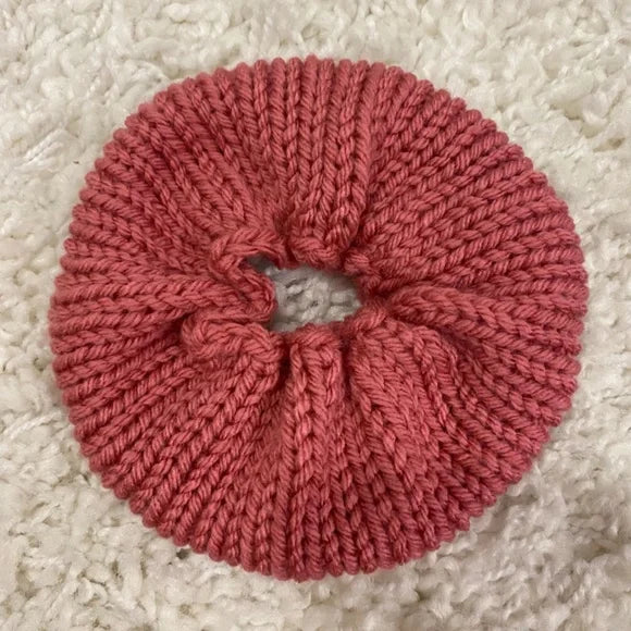 Women's Knitted Donut Shape Hair Scrunchie. Pink. Medium